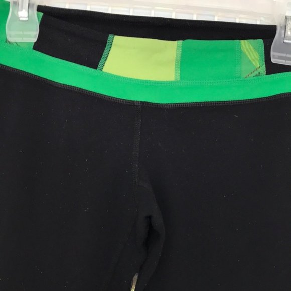 Lululemon Black /Green Groove Crops/Clam Diggers Size 4 - Picture 2 of 8